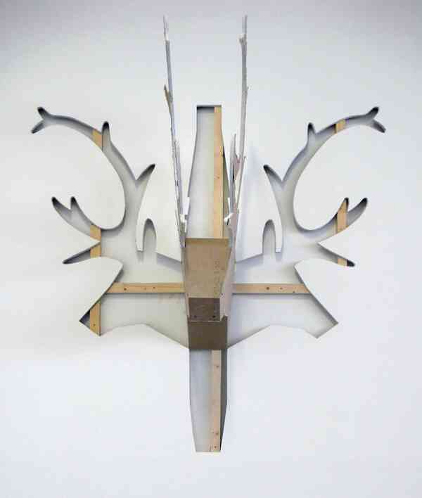 3-gilles-desplaques-trophe-e-te-te-de-cerf-2008-placopla-tre-tasseaux-exposition-a-la-galerie-de-la-friche-la-belle-de-mai-marse