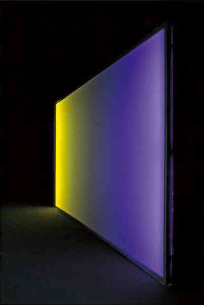 pierre_malphettes_le_jour_et_la_nuit_2003_structure_en_bois_toile_diffusante_tubes_fluos_jaunes_et_violet_dont_l_intensite_varie