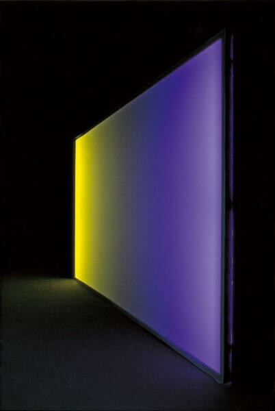 pierre_malphettes_le_jour_et_la_nuit_2003_structure_en_bois_toile_diffusante_tubes_fluos_jaunes_et_violet_dont_l_intensite_varie