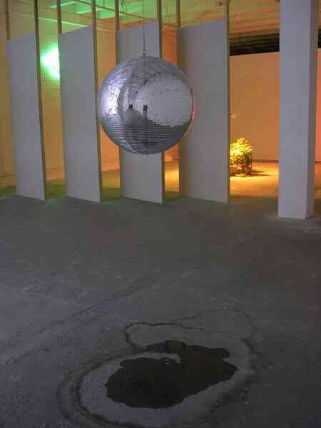 pierre_malphettes_le_bal_est_fini_2003_boule_a_facette_moteur_goutte