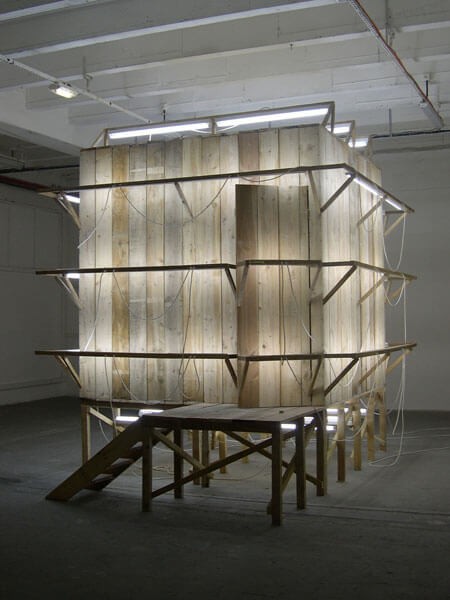 pierre_malphettes_light_cube_house_2002_bois_tubes_fluos_cables_electriques_1