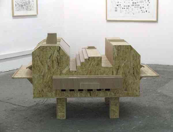 alexandra_pelissier_vaisseau_spatial_2005_bois_stroboscopes_105x175x115_1