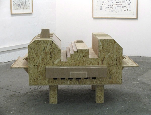 alexandra_pelissier_vaisseau_spatial_2005_bois_stroboscopes_105x175x115_1