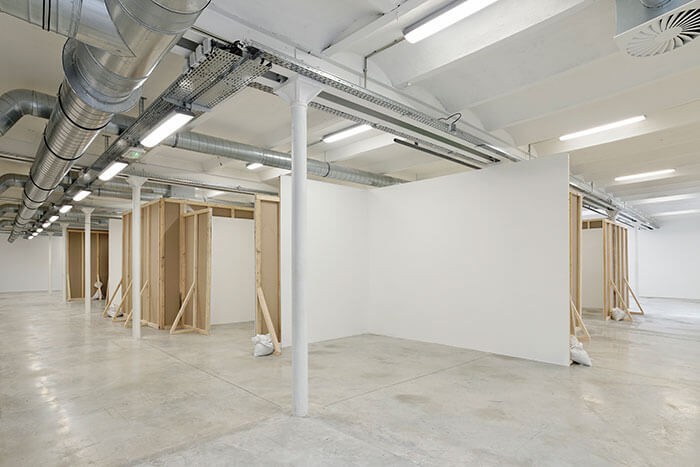 2_margaret_honda_sculptures_vue_d_exposition_triangle_france_marseille_14_fevrier_19_avril_2015_photo_aurelien_mole