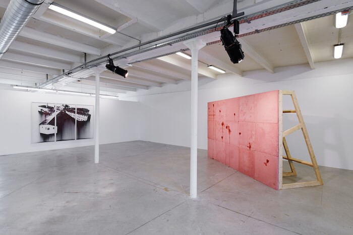 nicolas_daubanes_prison_saint-michel_toulouse_gauche_they_are_the_ink_2020_vue_d-exposition_sur_pierres_brulantes_2020__aurelien