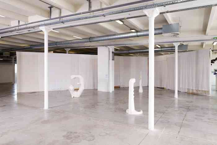 3_vue_d-exposition_sur_pierres_brulantes_triangle_asterides_centre_d-art_contemporain_friche_la_belle_de_mai_marseille_2020__aur