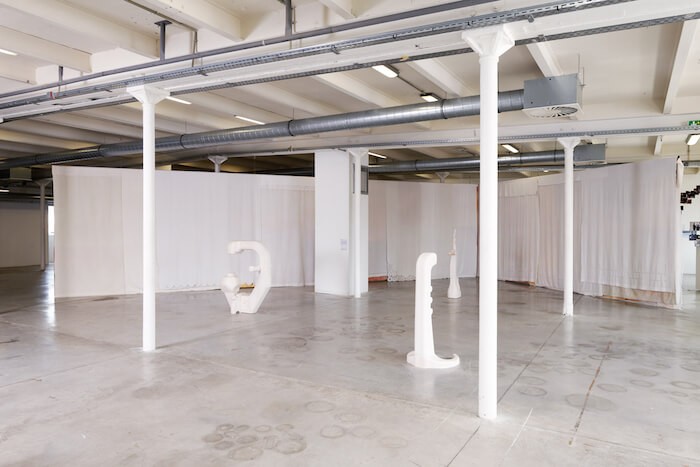 3_vue_d-exposition_sur_pierres_brulantes_triangle_asterides_centre_d-art_contemporain_friche_la_belle_de_mai_marseille_2020__aur