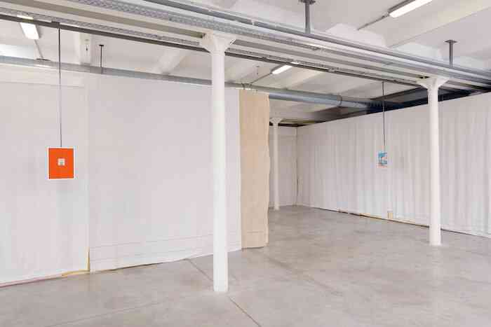 4_vue_d-exposition_sur_pierres_brulantes_triangle_asterides_centre_d-art_contemporain_friche_la_belle_de_mai_marseille_2020__aur