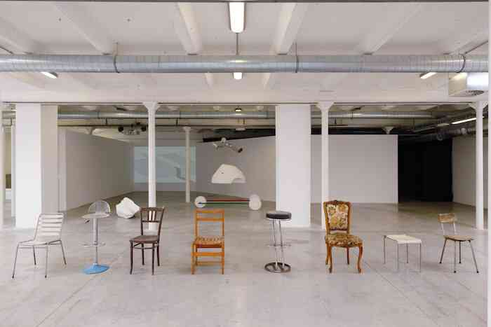 2_vue_d-exposition_sur_pierres_brulantes_triangle_asterides_centre_d-art_contemporain_friche_la_belle_de_mai_marseille_2020__aur