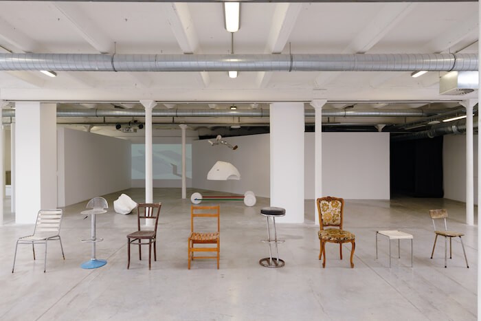 2_vue_d-exposition_sur_pierres_brulantes_triangle_asterides_centre_d-art_contemporain_friche_la_belle_de_mai_marseille_2020__aur