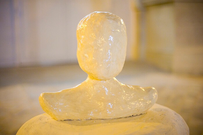 3_laurie_charles_sans_titre_2013_polystyrene_platre_gres_email_peinture_courtesy_de_l_artiste