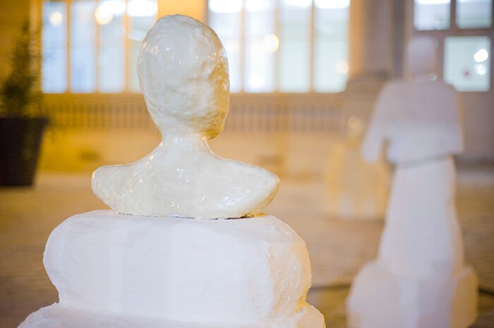 6_laurie_charles_sans_titre_2013_polystyrene_platre_gres_email_peinture_courtesy_de_l_artiste