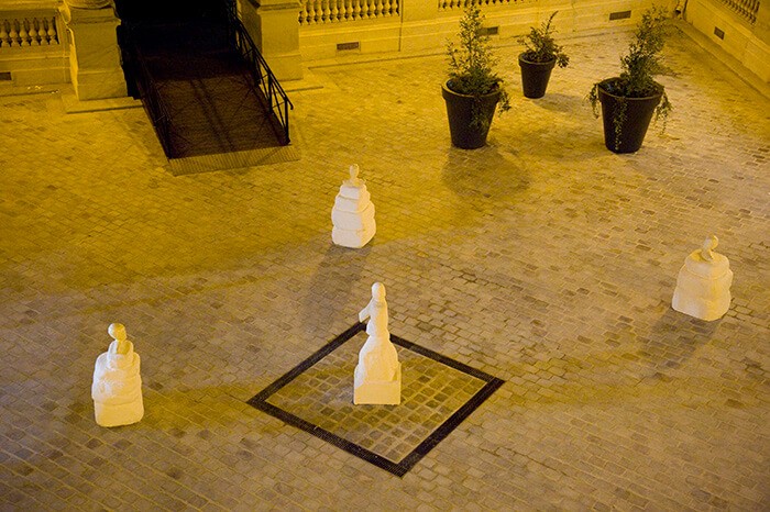 4_laurie_charles_sans_titre_2013_polystyrene_platre_gres_email_peinture_courtesy_de_l_artiste