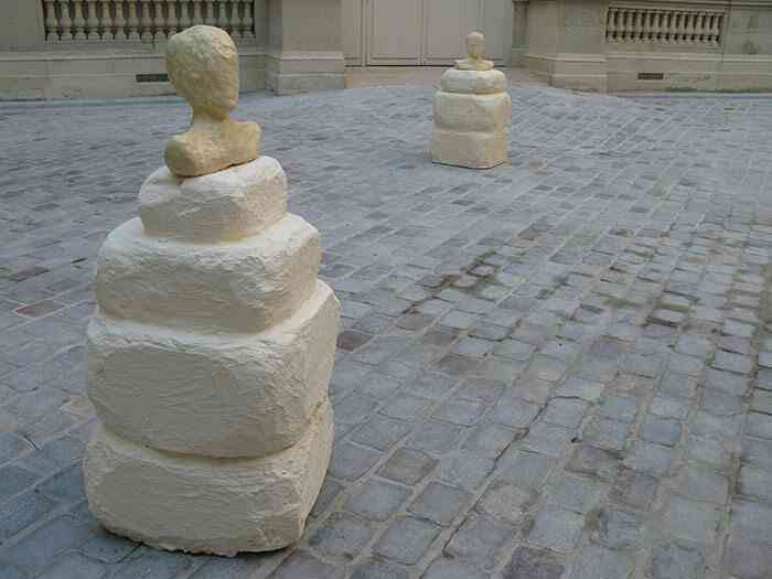 1_laurie_charles_sans_titre_2013_polystyrene_platre_gres_email_peinture_courtesy_de_l_artiste