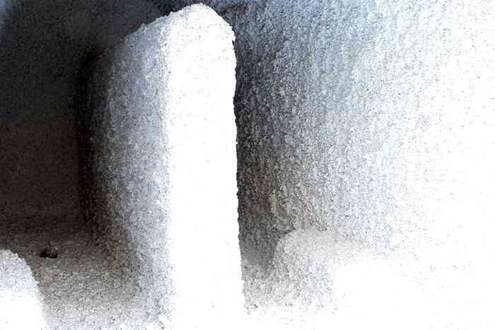 3_nicolas_momein_cul_de_sac_2012_camion_laine_de_roche_courtesy_de_lartiste_et_galerie_white_project