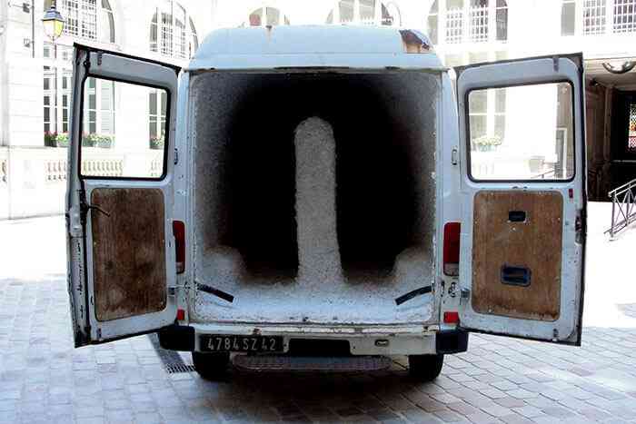 2_nicolas_momein_cul_de_sac_2012_camion_laine_de_roche_courtesy_de_lartiste_et_galerie_white_project