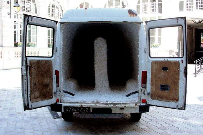 2_nicolas_momein_cul_de_sac_2012_camion_laine_de_roche_courtesy_de_lartiste_et_galerie_white_project