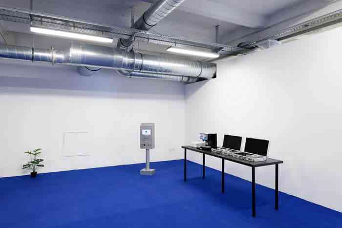 2_ghita_skali_narrative_machines_episode_1_2018_courtesy_de_l_artiste_vue_d_expo_vos_desirs_sont_les_notres_triangle_friche_bdm_