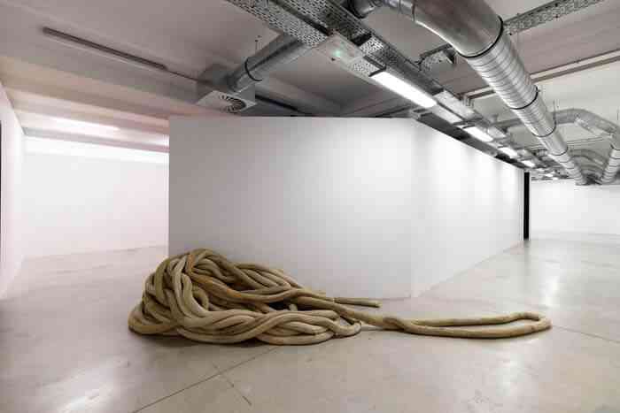 jean-charles_de_quillacq_elle_fait_l_amour_avec_son_mari_elle_pense_a_ses_beaux-parents_2016_vue_d_expo_2018__aurelien_mole