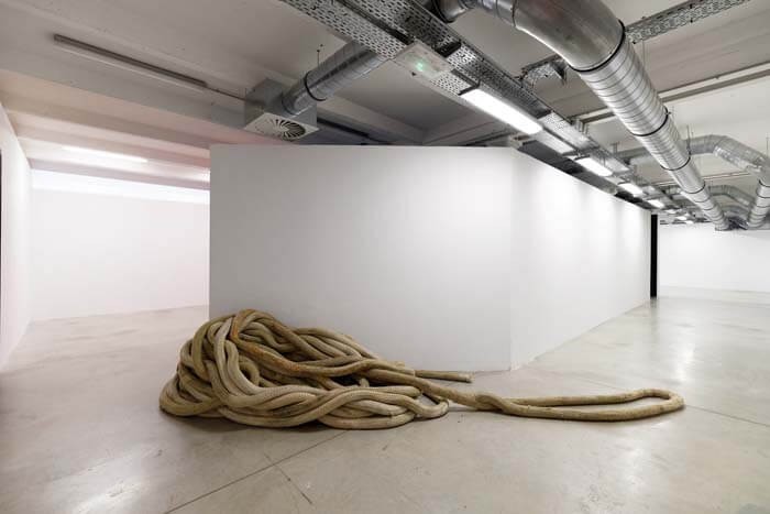 jean-charles_de_quillacq_elle_fait_l_amour_avec_son_mari_elle_pense_a_ses_beaux-parents_2016_vue_d_expo_2018__aurelien_mole