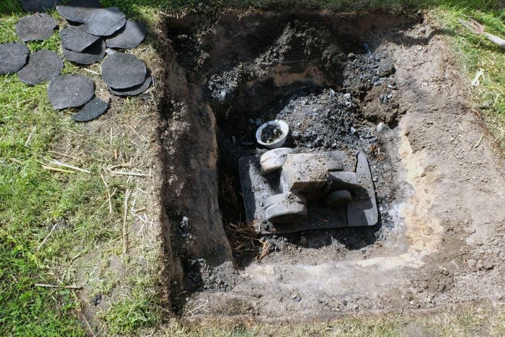 instantherlev_institute_clay_fire_pit_and_clay_artworks_burnt_for_the_soil_exhibition_2017