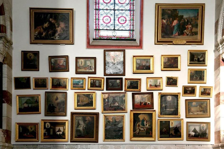 serie_de_peintures_ex-voto_a_l_interieur_de_la_basilique_notre-dame-de-la-garde_a_marseille__mohammed_laouli