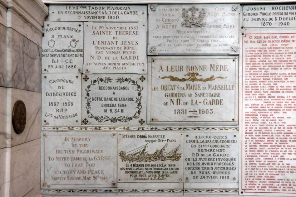serie_de_plaques_de_marbre_gravees_interieur_de_la_basilique_notre-dame-de-la-garde_a_marseille__mohammed_laouli