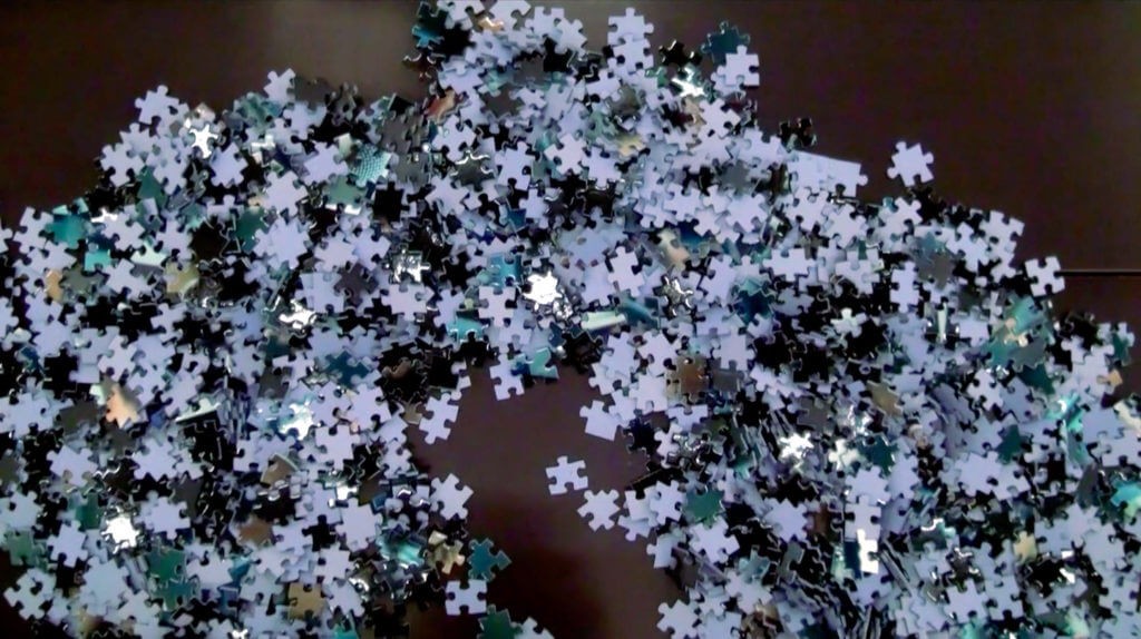 the_lost_decade_2020_assemblage_numerique_dun_puzzle_avec_contributeurs_trices_invite_e_s_avec_le_puzzle_the_contours_of_a_table